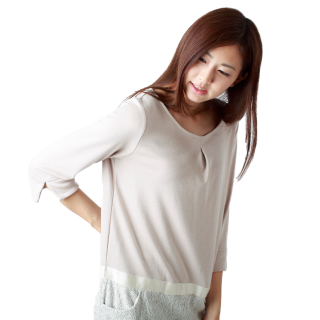 背中の痛みに苦しむ女性イメージ写真