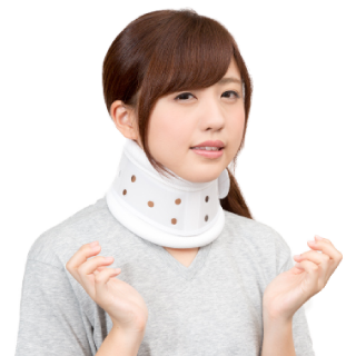 むち打ち症で首に違和感を覚える女性イメージ
